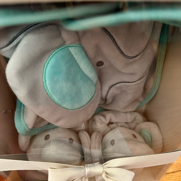 Baby Bib and Bootie Gift Set!  New in Box! - Picture 2 of 2